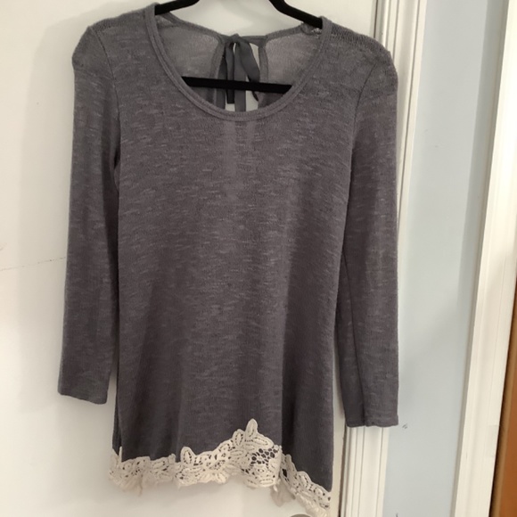 C TOP SIZE SMALL GREY EMBROIDERED LACE HEM KEYHOLE WITH BOW ON BACK - Picture 2 of 9